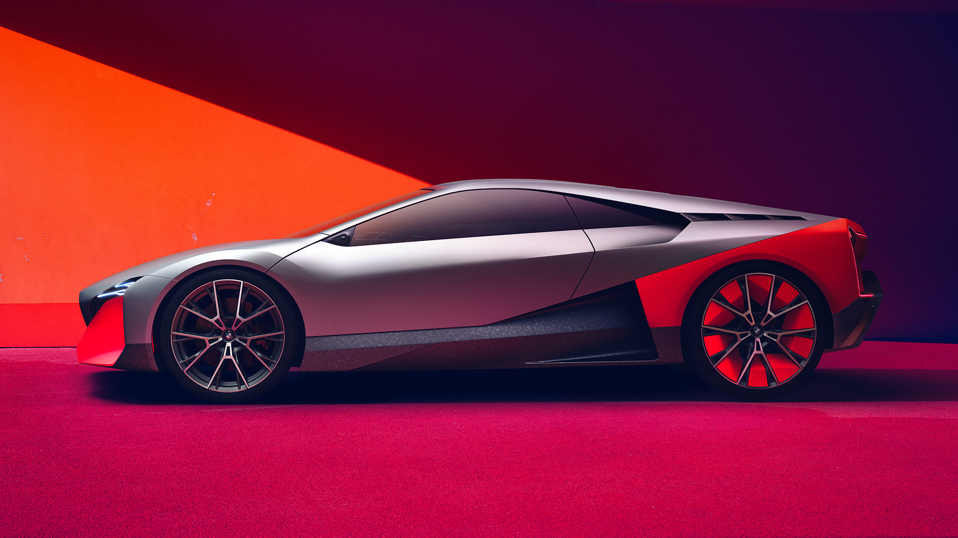 BMW Vision M NEXT, vaizdas iš šono BMW Vision M NEXT, stovinčio automobilio vaizdas iš šono