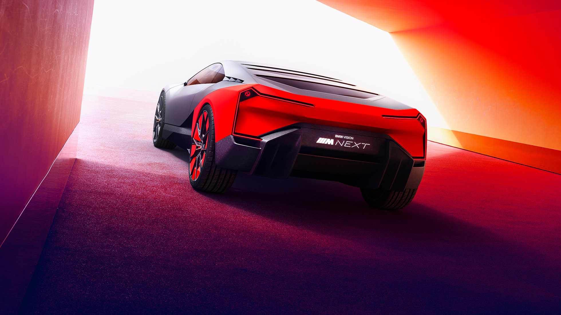 BMW Vision M NEXT, vaizdas iš galo BMW Vision M NEXT, trijų ketvirčių vaizdas iš galo, Hofmeister Kink galinių durelių lango įlinkis