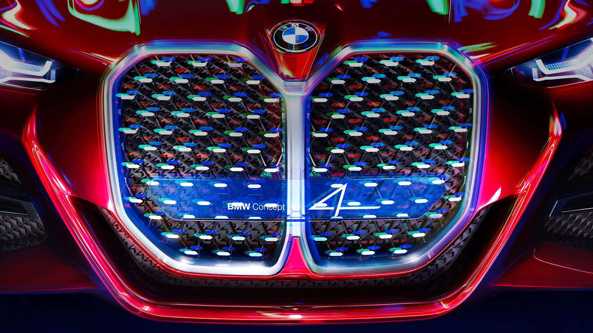 BMW 4 koncepto vertikalios priekinės grotelės BMW 4 koncepto Forbidden Red spalvos eksterjero dizainas: vertikalios BMW būdingos formos priekinės grotelės su aukščiausios kokybės veidrodinio stiklo elementais