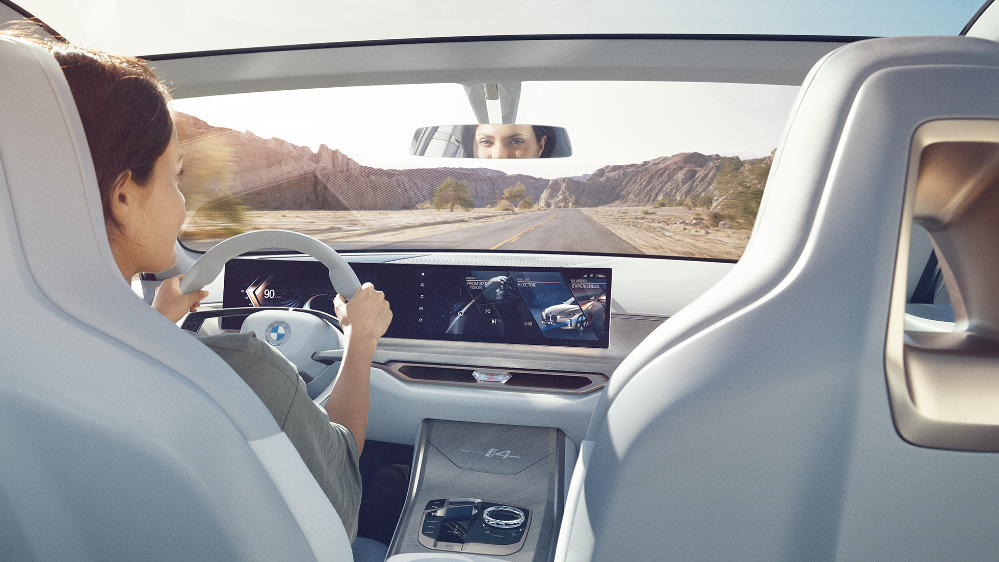 2020 m. BMW i4 G26 koncepto Curved Display ekranas 2020 m. BMW i4 G26 konceptas, vien tik elektra varomo BMW Gran kupė skaitmeninis Curved Display ekranas