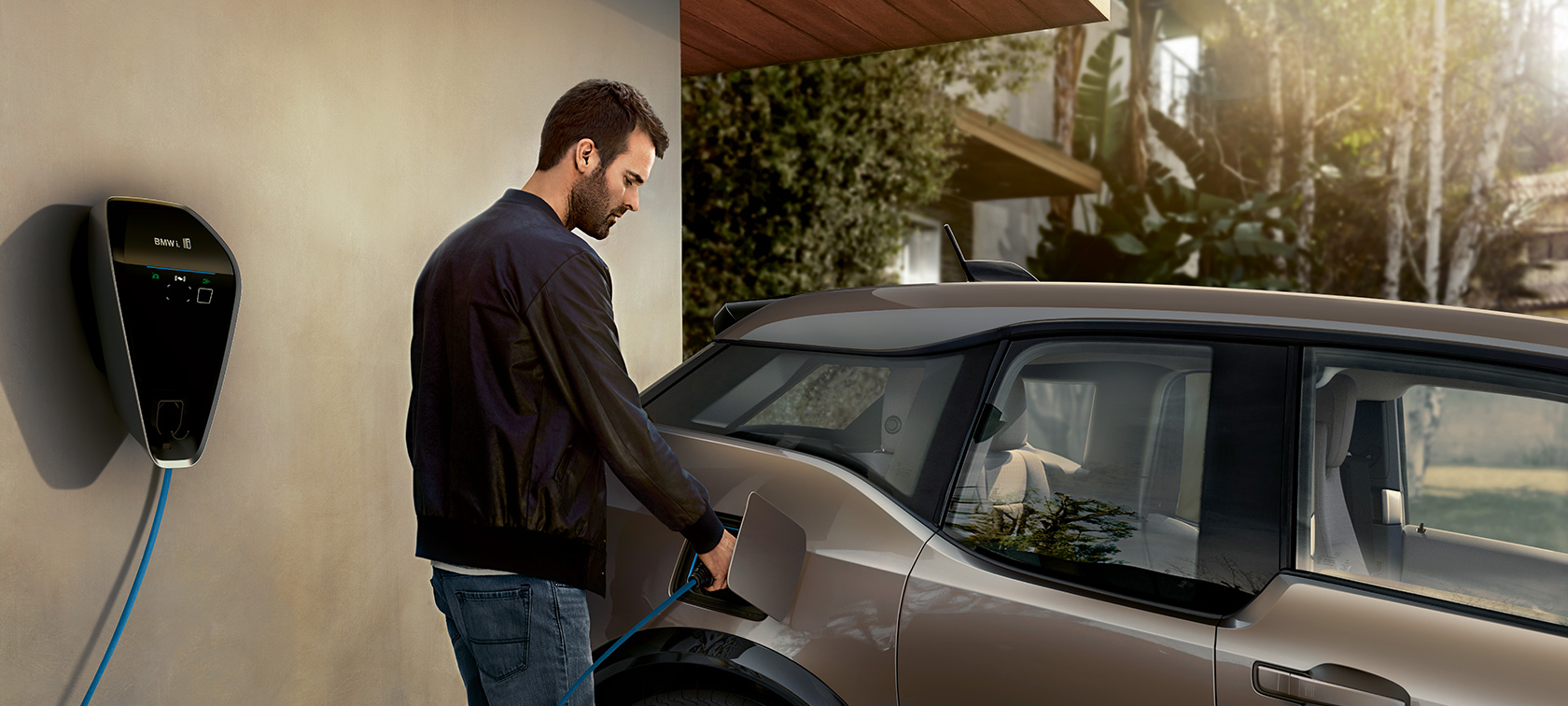 BMW i3s vyras įkrovimo stotelėje BMW įkrovimas BMW i3s vyras įkrovimo stotelėje