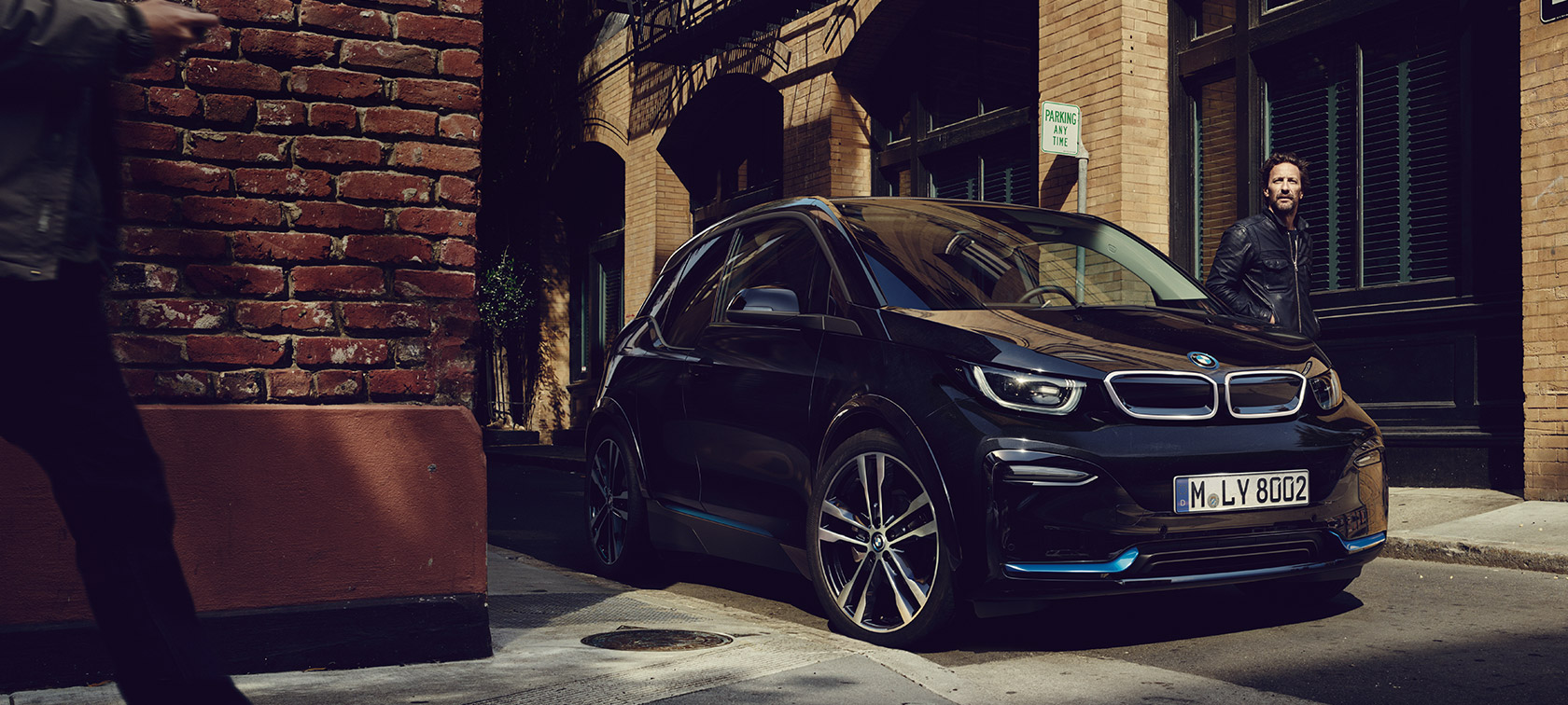 BMW i3. BMW i3 trijų ketvirčių vaizdas iš priekio miesto fone.