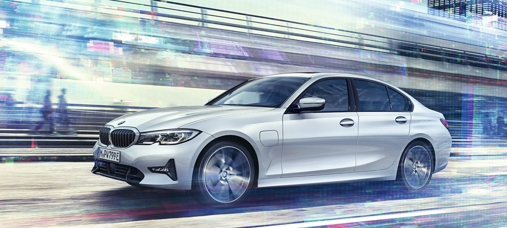 BMW automobilis tilto fone BMW pažangios skaitmeninės paslaugos BMW automobilio trijų ketvirčių vaizdas tilto fone