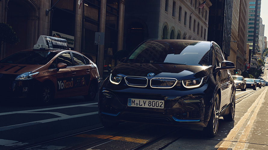 BMW i3 kelyje BMW elektriniai automobiliai BMW i3 trijų ketvirčių vaizdas iš priekio kelyje