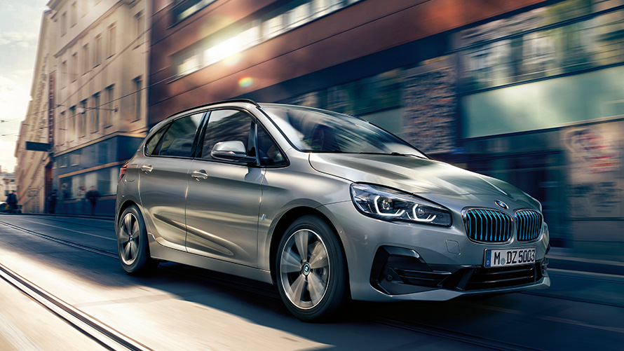 BMW hibridinis automobilis kelyje BMW įkraunami hibridai BMW hibridinis automobilis kelyje trijų ketvirčių vaizdas iš priekio