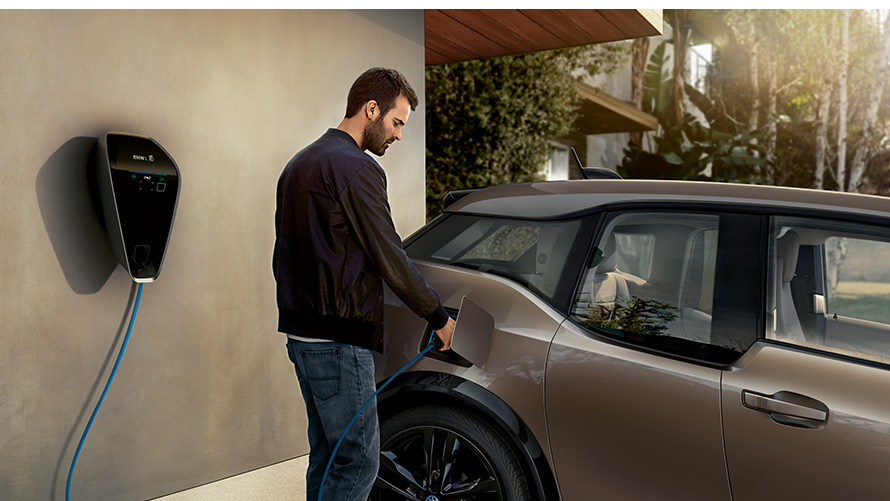 BMW i3s vyras įkrovimo stotelėje BMW įkrovimas BMW i3s vyras įkrovimo stotelėje