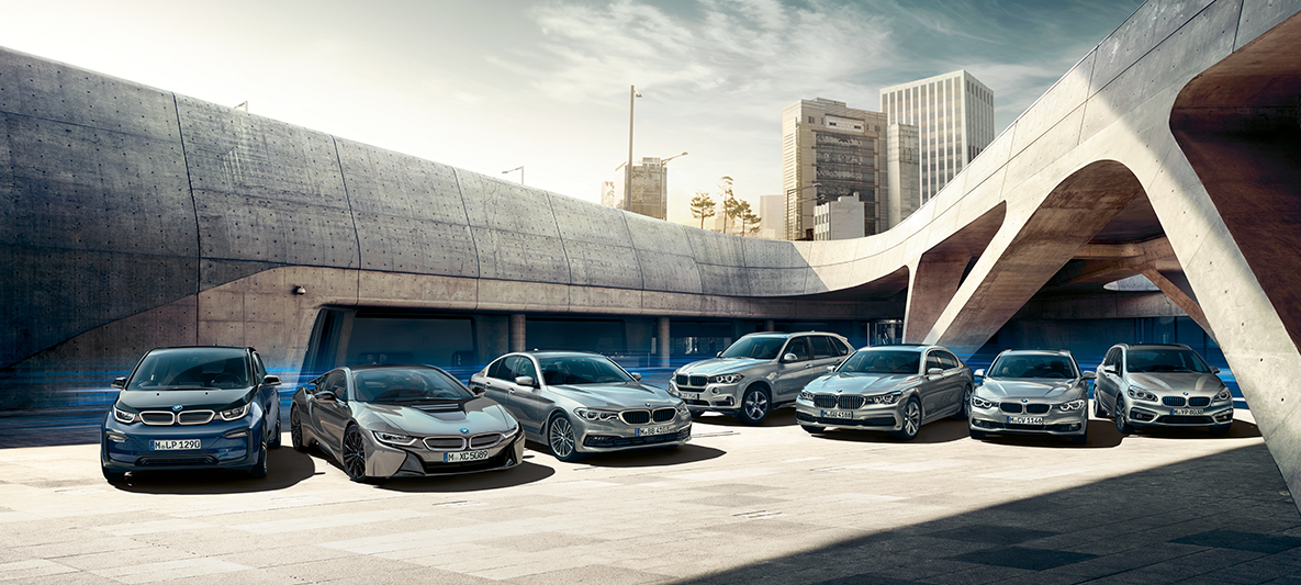 BMW elektriniai automobiliai ir hibridiniai automobiliai pastatų fone BMW elektromobilumo galimybės BMW elektriniai automobiliai ir hibridiniai automobiliai pastatų fone