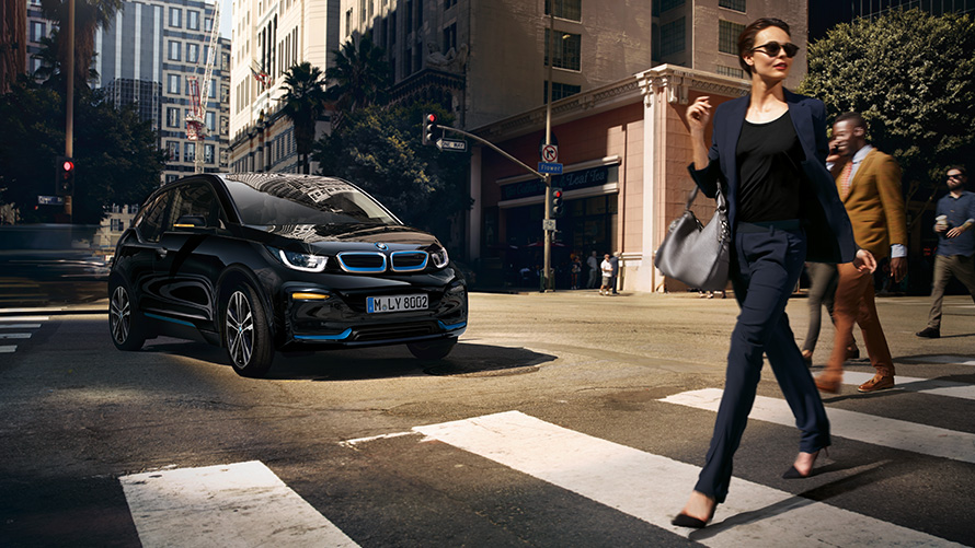 BMW i3s miesto fone BMW kasdienis įkrovimas BMW i3s miesto fone