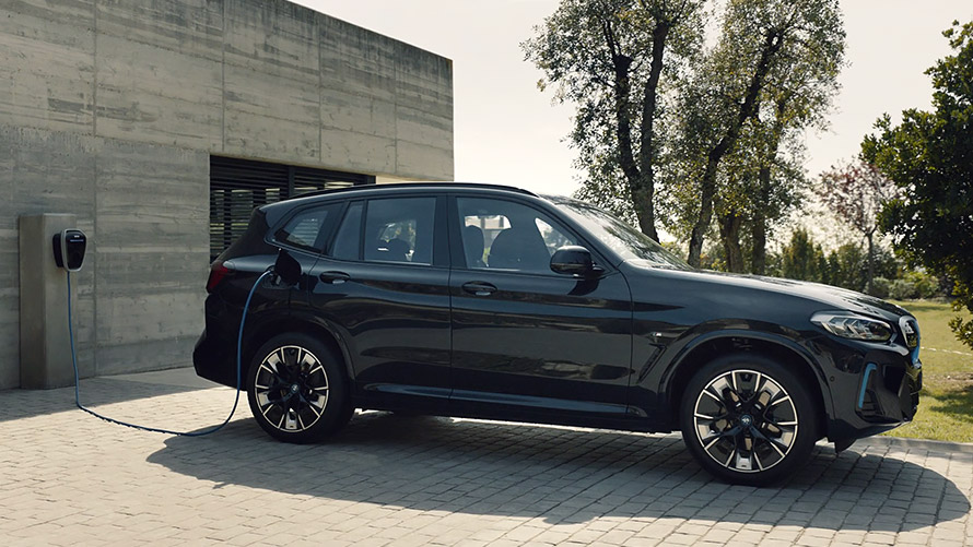BMW elektromobiliai vaizdo įrašas apie BMW iX3 įkrovimą namuose BMW elektromobiliai vaizdo įrašas apie BMW iX3 įkrovimą namuose