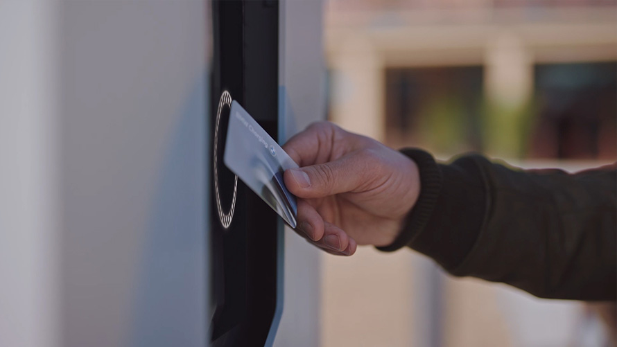 BMW elektromobiliai, BMW iX, vaizdo įrašas apie viešąjį įkrovimą didelės galios įkrovimo stotelėse BMW elektromobiliai, BMW iX, vaizdo įrašas apie viešąjį įkrovimą didelės galios įkrovimo stotelėse