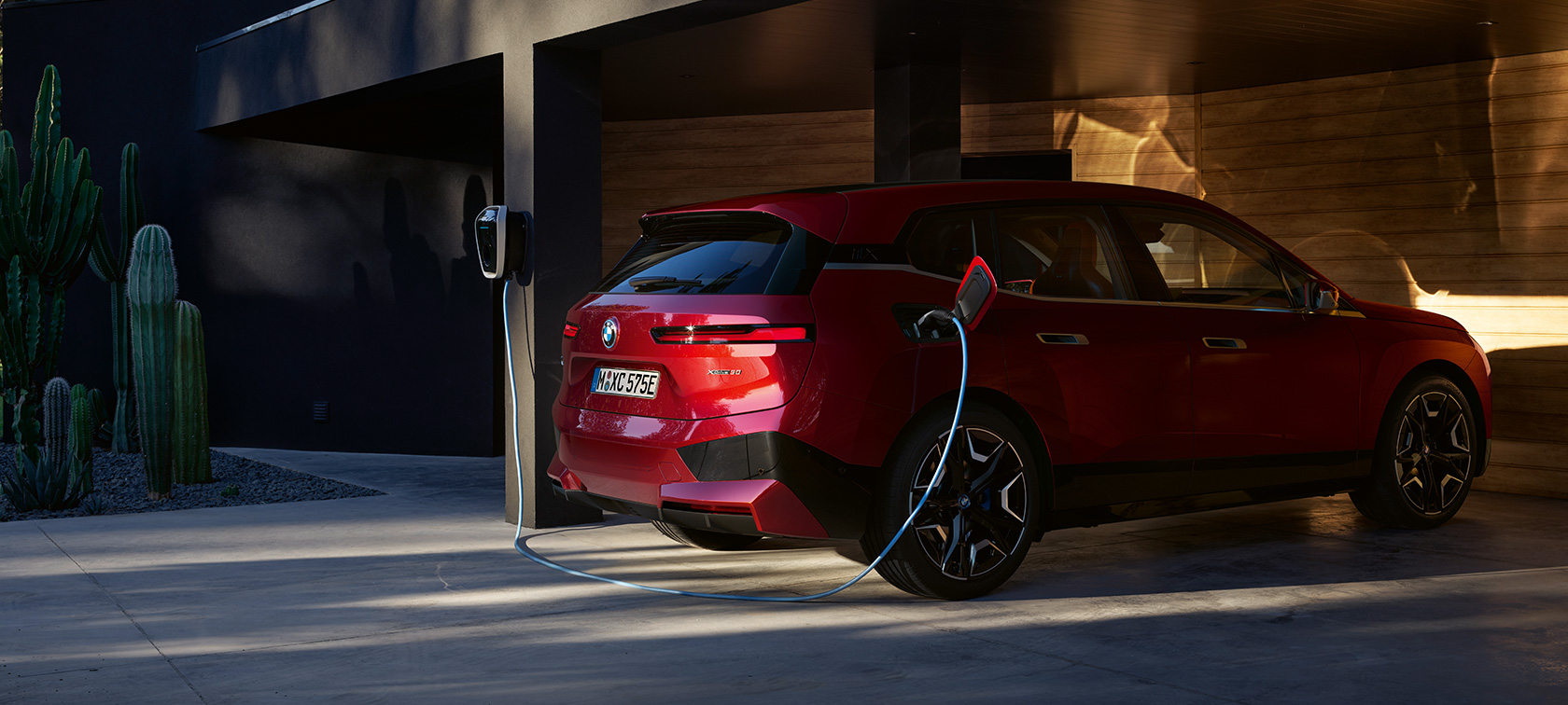 BMW iX įkrovimas BMW Wallbox sieninėje stotelėje BMW iX įkrovimas BMW Wallbox sieninėje stotelėje