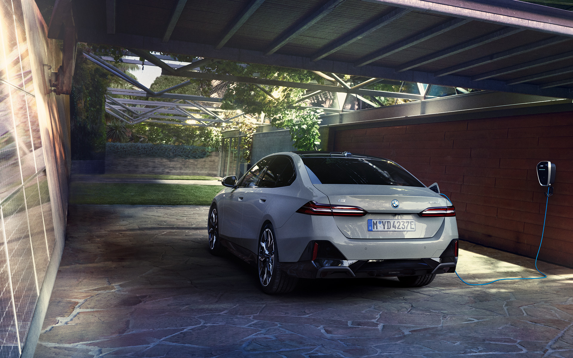 Įkrovimas namuose naudojant saulės energiją BMW i5 eDrive40 G60 3/4 vaizdas iš galo