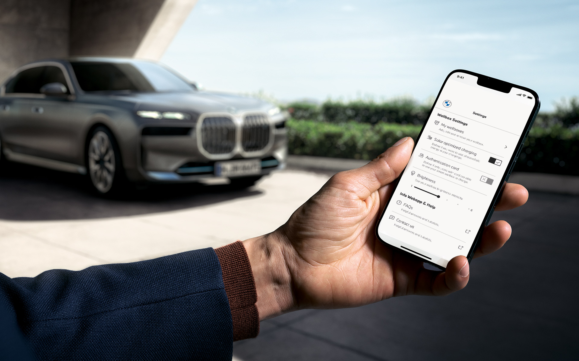 BMW i7 G70 išmanusis telefonas su My BMW programėle ekrane