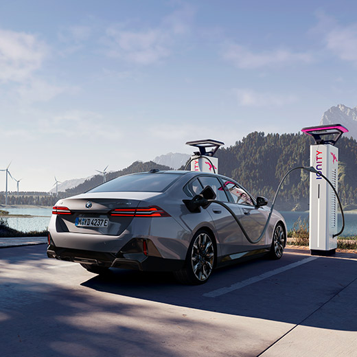 BMW i5 eDrive40 G60 įkrovimo stotelėje ežero fone