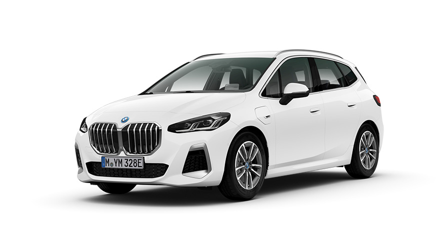 BMW 230e xDrive Active Tourer PHEV įkraunamo hibrido trijų ketvirčių vaizdas iš priekio BMW 230e xDrive Active Tourer PHEV įkraunamo hibrido trijų ketvirčių vaizdas iš priekio studijoje