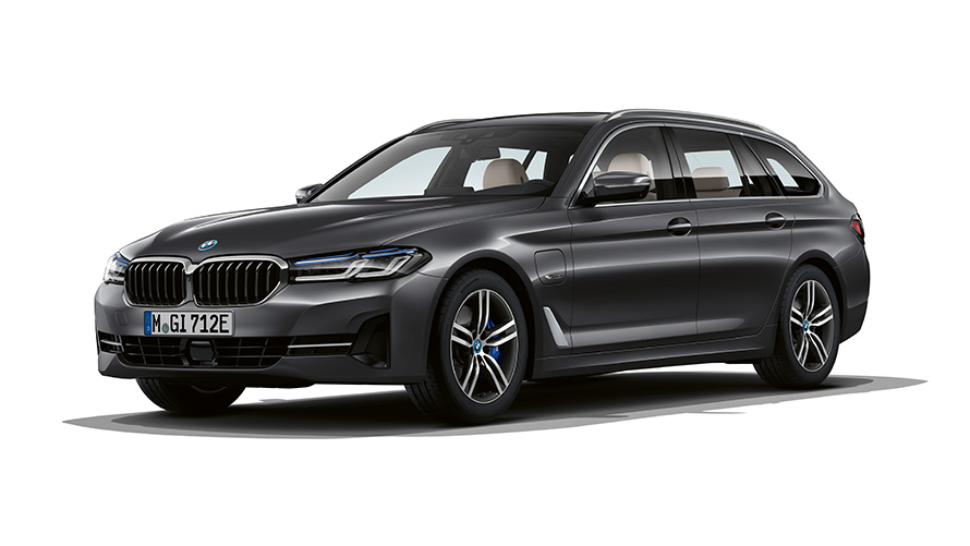 BMW 5 serijos Touring įkraunamo hibrido trijų ketvirčių vaizdas iš priekio BMW 5 serijos Touring įkraunamo hibrido trijų ketvirčių vaizdas iš priekio studijoje