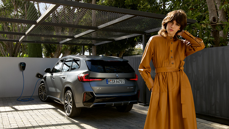 BMW X1 įkraunamas hibridas 2022 U11 įkraunamo automobilio vaizdas iš galo su modeliu BMW X1 įkraunamas hibridas 2022 U11 įkraunamo automobilio vaizdas iš galo su modeliu