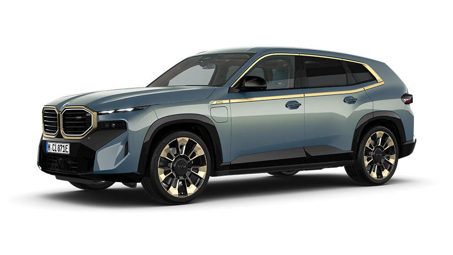BMW XM trijų ketvirčių vaizdas iš priekio BMW XM trijų ketvirčių vaizdas iš priekio studijoje