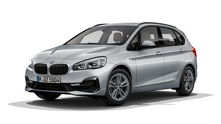 BMW 225xe Active Tourer įkraunamo hibrido trijų ketvirčių vaizdas iš priekio BMW 225xe Active Tourer įkraunamo hibrido trijų ketvirčių vaizdas iš priekio studijoje