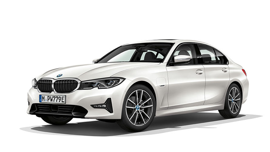 BMW 3 serijos įkraunamo hibridinio sedano vaizdas iš priekio BMW 3 serijos įkraunamo hibridinio sedano vaizdas iš priekio studijoje