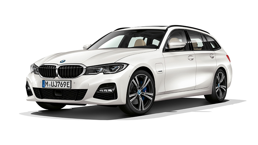 BMW 3 serijos Touring įkraunamo hibrido trijų ketvirčių vaizdas iš priekio BMW 3 serijos Touring įkraunamo hibrido trijų ketvirčių vaizdas iš priekio studijoje
