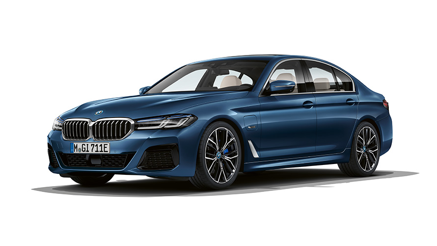BMW 3 serijos įkraunamo hibridinio sedano trijų ketvirčių vaizdas iš priekio BMW 5 serijos įkraunamo hibridinio sedano trijų ketvirčių vaizdas iš priekio studijoje