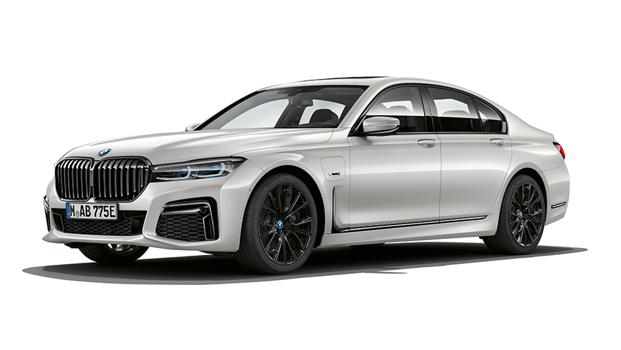 BMW 745e įkraunamo hibridinio sedano trijų ketvirčių vaizdas iš priekio BMW 745e įkraunamo hibridinio sedano trijų ketvirčių vaizdas iš priekio studijoje