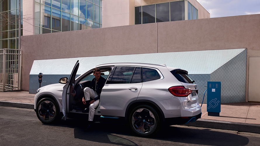Elektromobilio įkrovimo punktas viešoje vietoje BMW elektrinis mobilumas, elektromobilio įkrovimo stotelės viešose vietose