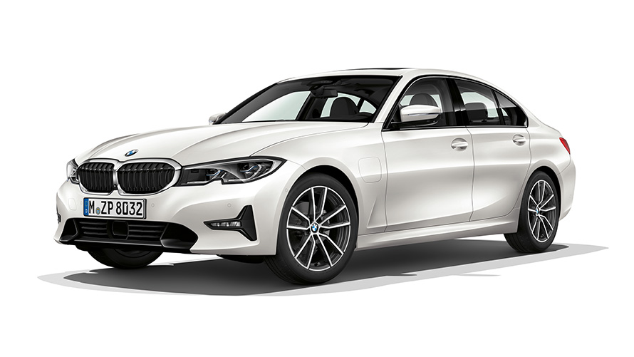 BMW 3 serijos įkraunamo hibridinio sedano trijų ketvirčių vaizdas iš priekio BMW 3 serijos įkraunamo hibridinio sedano trijų ketvirčių vaizdas iš priekio studijoje