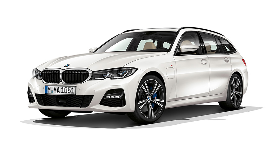 BMW 3 serijos Touring įkraunamo hibrido trijų ketvirčių vaizdas iš priekio BMW 3 serijos Touring įkraunamo hibrido trijų ketvirčių vaizdas iš priekio studijoje