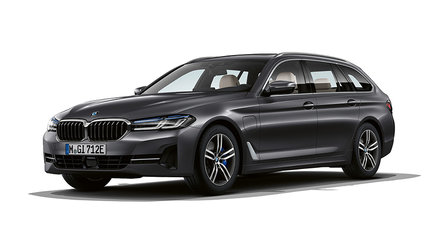BMW 5 serijos Touring įkraunamo hibrido trijų ketvirčių vaizdas iš priekio BMW 5 serijos Touring įkraunamo hibrido trijų ketvirčių vaizdas iš priekio studijoje