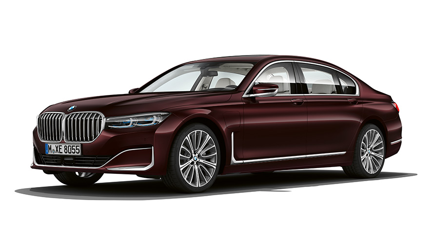 BMW 745e įkraunamo hibridinio sedano trijų ketvirčių vaizdas iš priekio BMW 745e įkraunamo hibridinio sedano trijų ketvirčių vaizdas iš priekio studijoje