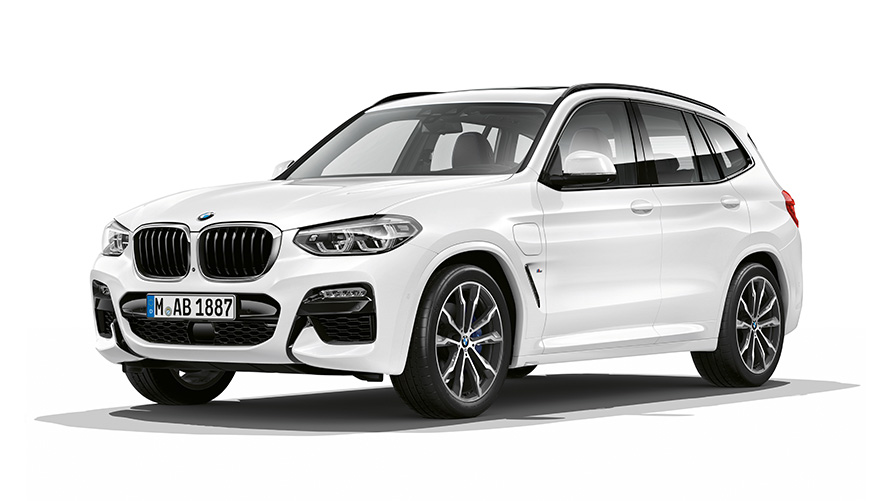 BMW X3 xDrive30e įkraunamo hibrido trijų ketvirčių vaizdas iš priekio BMW X3 xDrive30e įkraunamo hibrido trijų ketvirčių vaizdas iš priekio studijoje