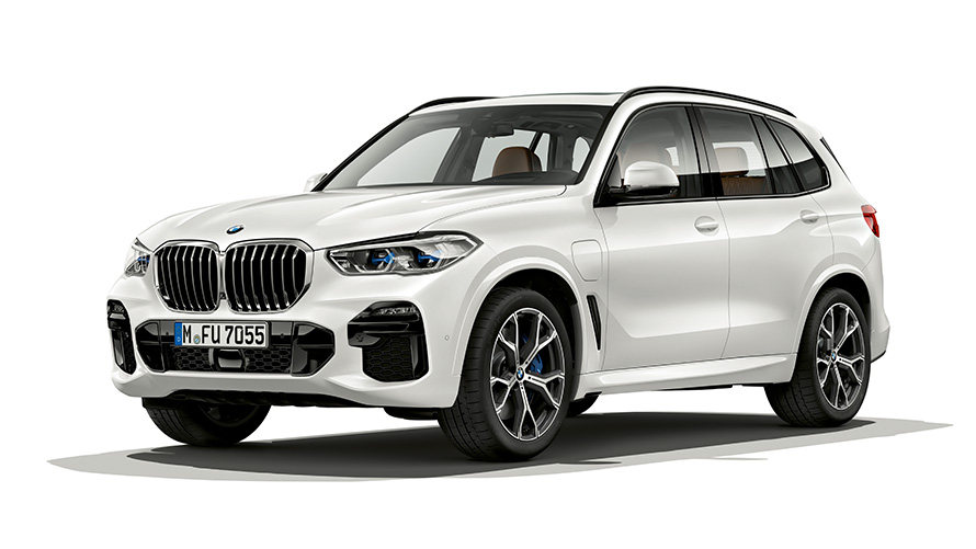 BMW X5 xDrive45e įkraunamo hibrido trijų ketvirčių vaizdas iš priekio BMW X5 xDrive45e įkraunamo hibrido trijų ketvirčių vaizdas iš priekio studijoje