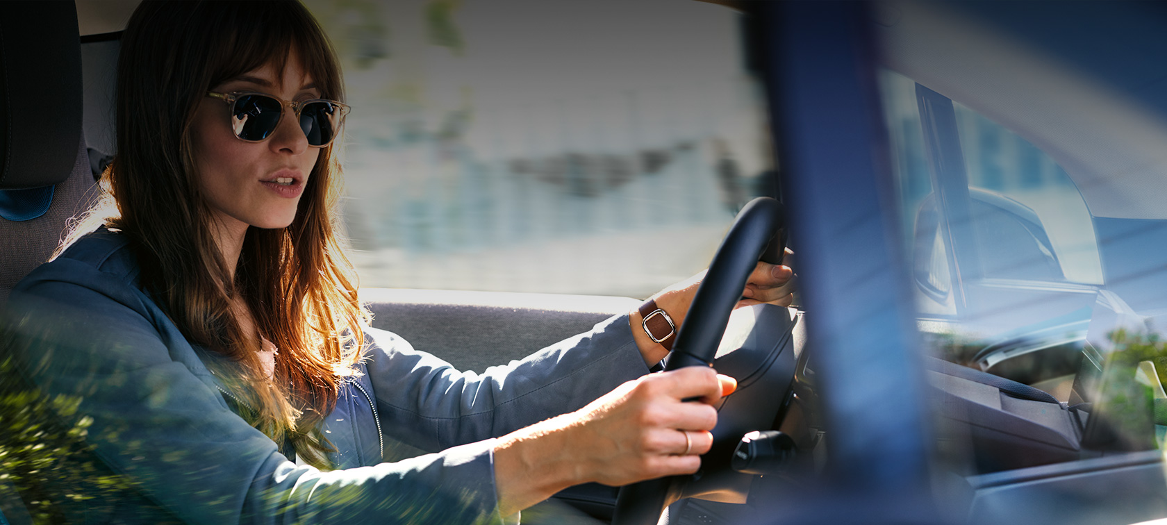 Amazon Alexa integravimas į automobilį, BMW vairuojanti moteris 
