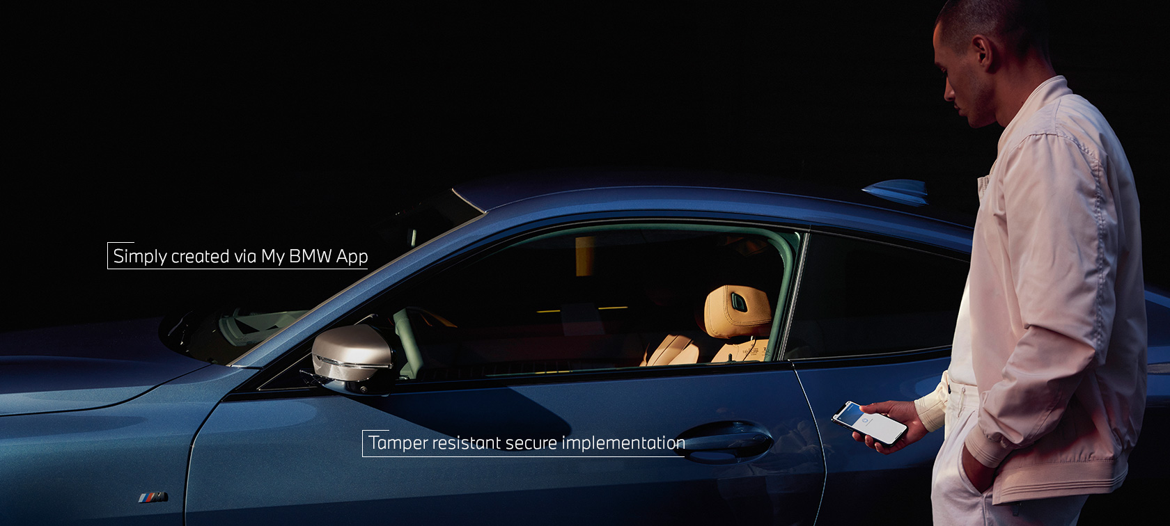 BMW skaitmeninis raktas, My BMW programėlė, savo BMW automobilį išmaniuoju telefonu atrakinantis vyras BMW skaitmeninis raktas, <i>My BMW</i> programėlė, savo BMW automobilį išmaniuoju telefonu atrakinantis vyras