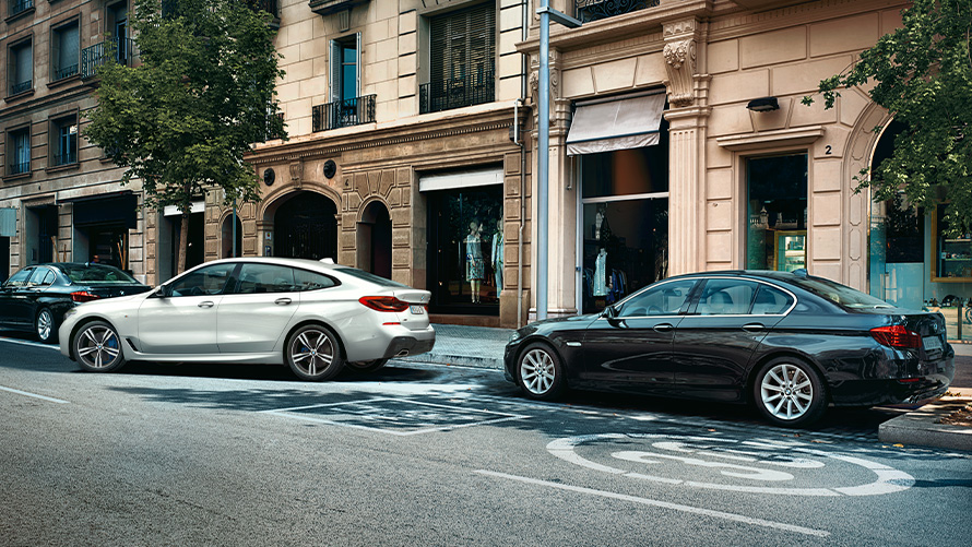BMW žemėlapių parkavimo paslauga Connected Parking BMW žemėlapiai, Connected Parking, baltos spalvos besiparkuojantis BMW 6 serijos Gran Turismo