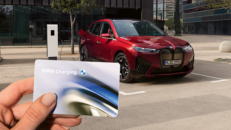 BMW žemėlapių paslauga <i>Connected Charging</i> BMW žemėlapių paslauga <Italic>Connected Charging</Italic> ir BMW iX įkrovimo stotelėje