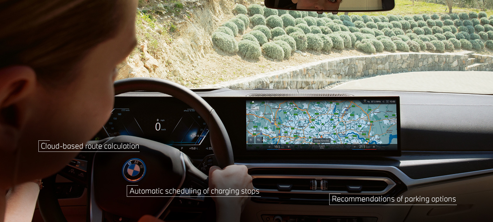 Valdymo ekrane rodomomis BMW žemėlapių navigacijos nuorodomis besivadovaujantis vyras, vairuojantis savo BMW automobilį Valdymo ekrane rodomomis BMW žemėlapių navigacijos nuorodomis besivadovaujantis vyras, vairuojantis savo BMW automobilį