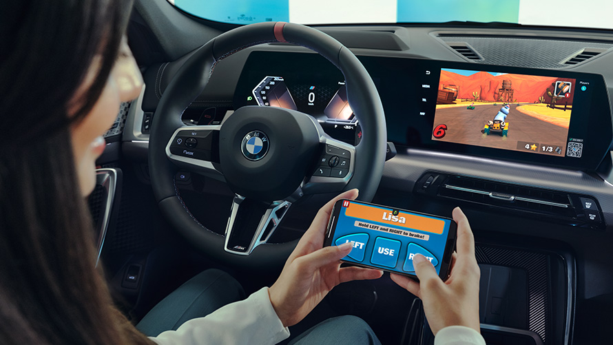 Moteris žaidžia žaidimą BMW išlenktame ekrane BMW interjeras moteris žaidžia žaidimą BMW išlenktame ekrane