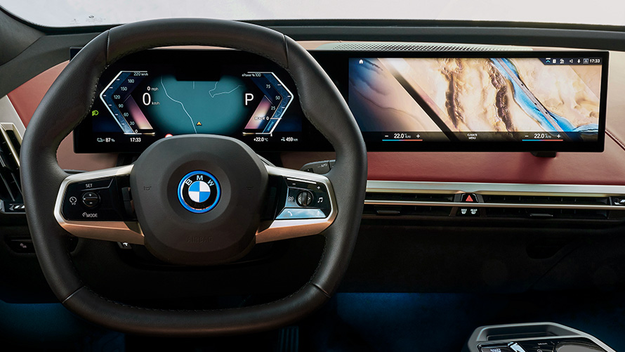 BMW vairuotojo erdvė ir BMW išlenktas monitorius su MyMode asmeniniu dizainu ekrane BMW vairuotojo erdvė ir BMW išlenktas monitorius su MyMode asmeniniu dizainu ekrane