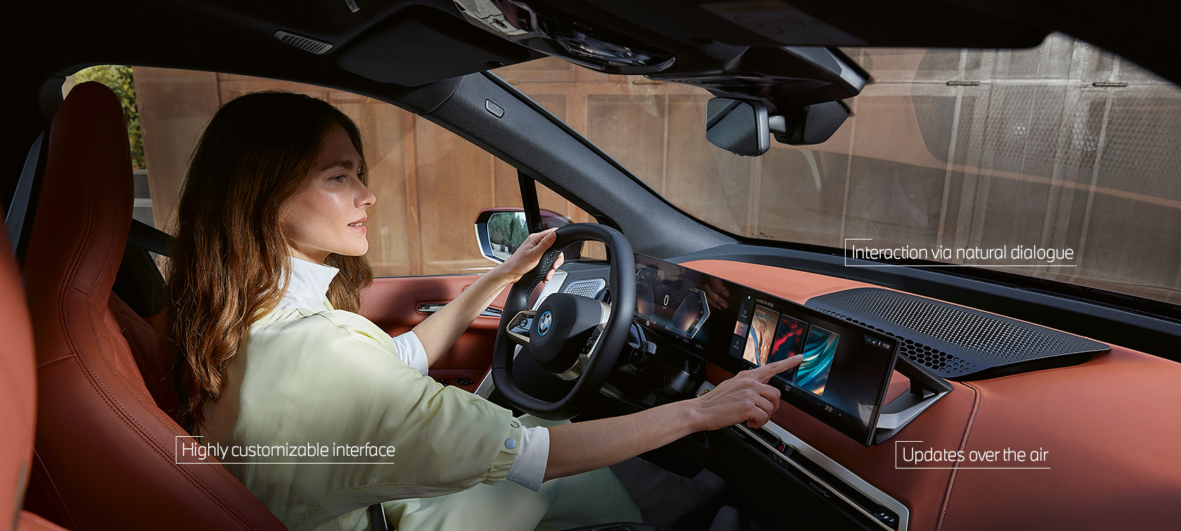 Jutiklinio valdymo pagalba BMW <i>iDrive</i> sistemos <i>MyModes</i> funkcija besinaudojanti moteris Jutiklinio valdymo pagalba BMW <i>iDrive</i> sistemos <i>MyModes</i> funkcija besinaudojanti moteris