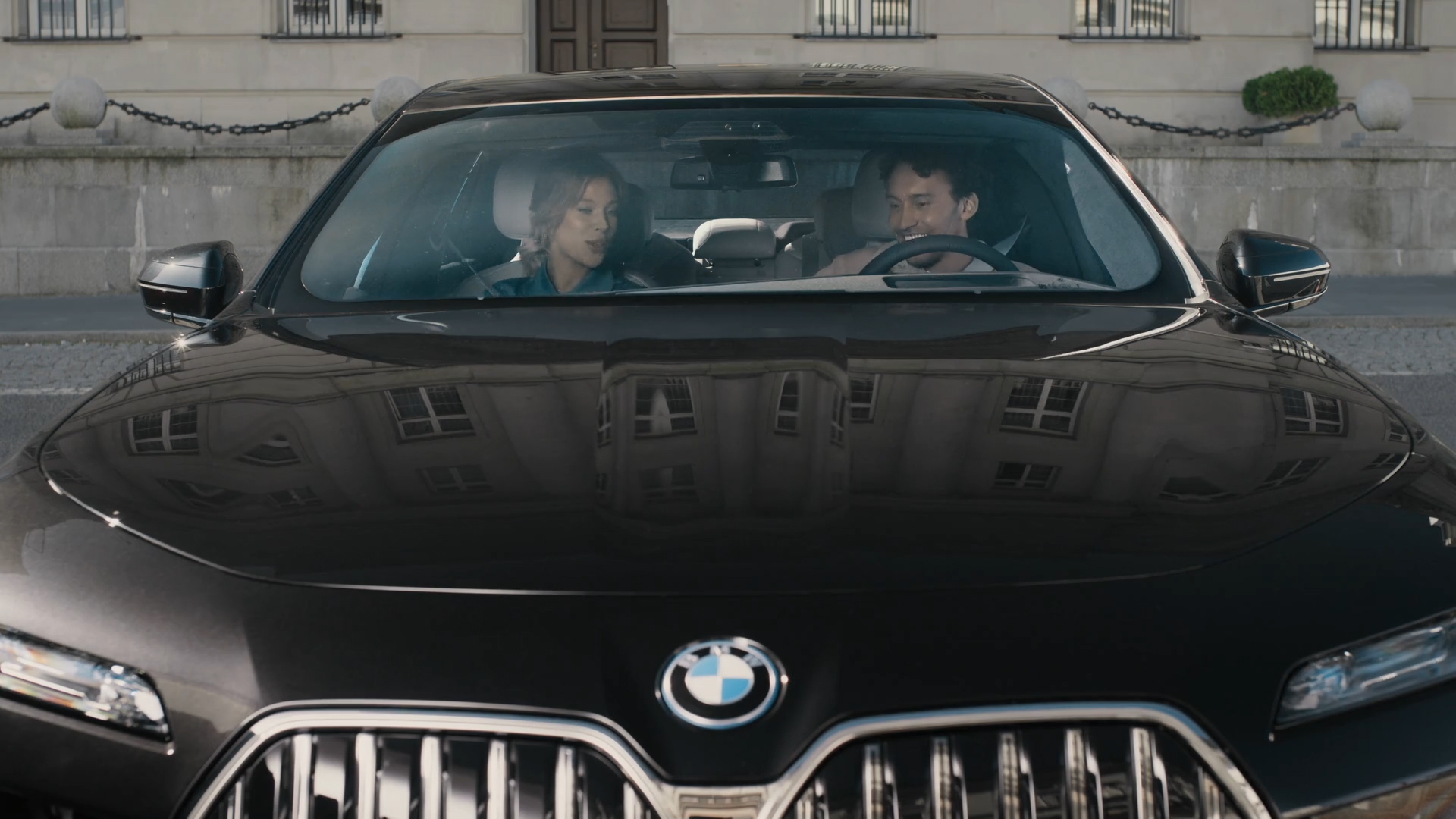 BMW iDrive lankytinų vietų iššūkis BMW iDrive lankytinų vietų iššūkis G70 du žmonės žvelgiantys į BMW išlenktą ekraną