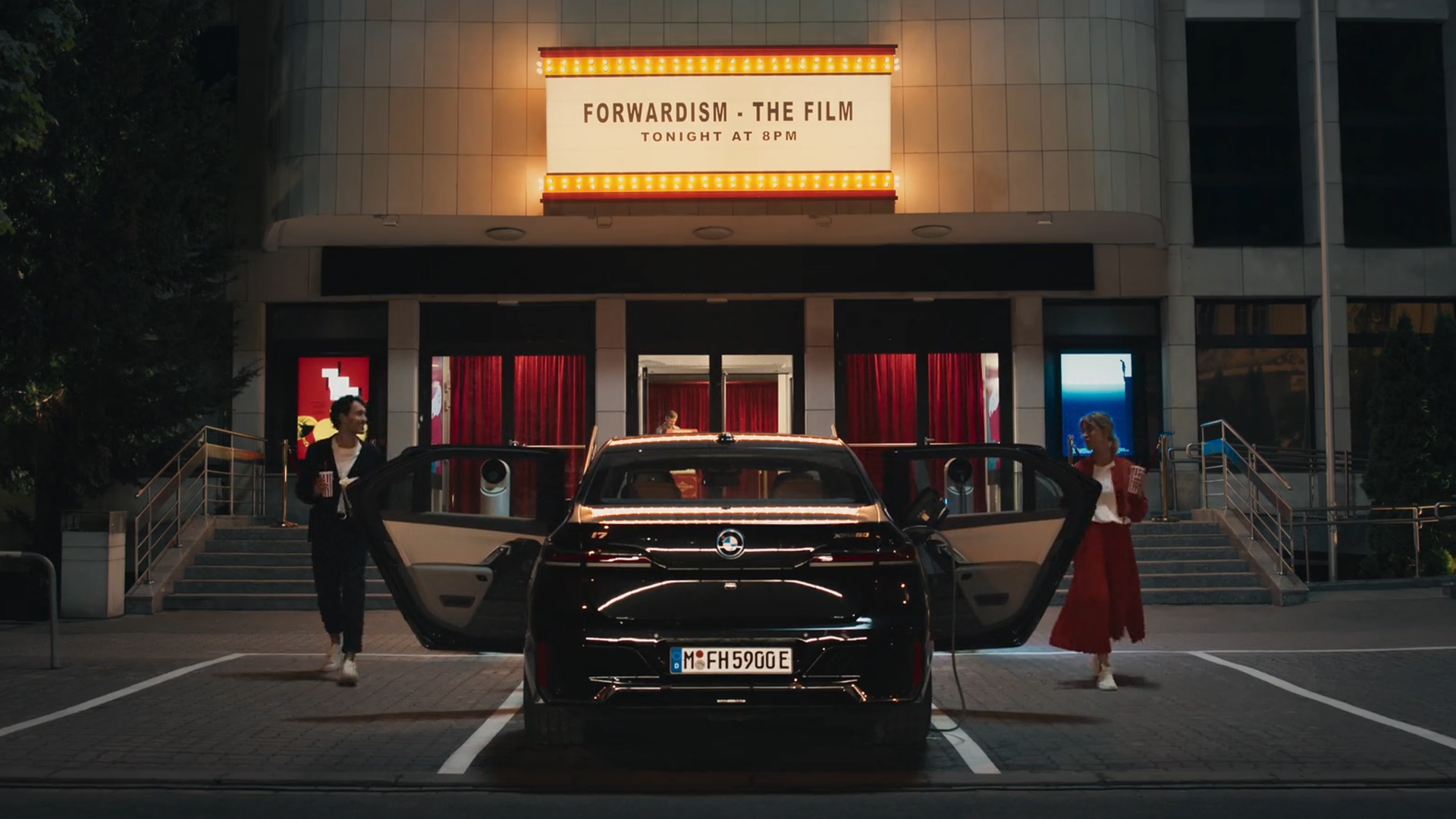 BMW iDrive išbandykite kino teatro iššūkį BMW iDrive išbandykite kino teatro iššūkį vaizdas iš galo kino teatro fone
