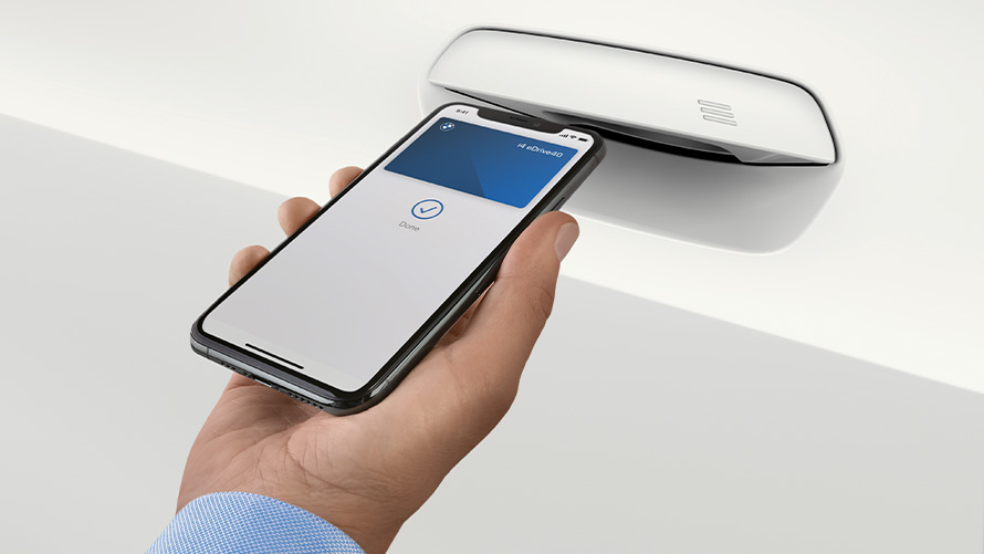 Atrakinkite automobilį su BMW skaitmeniniu raktu Atrakinkite automobilį naudodamiesi išmaniuoju telefonu – su BMW skaitmeniniu raktu ir My BMW programėle.