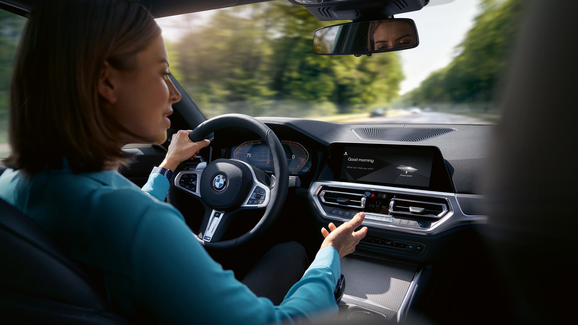 Su BMW išmaniuoju asmeniniu asistentu besišnekučiuojanti moteris savajame BMW Su BMW išmaniuoju asmeniniu asistentu iš BMW ConnectedDrive besišnekučiuojanti moteris savajame BMW
