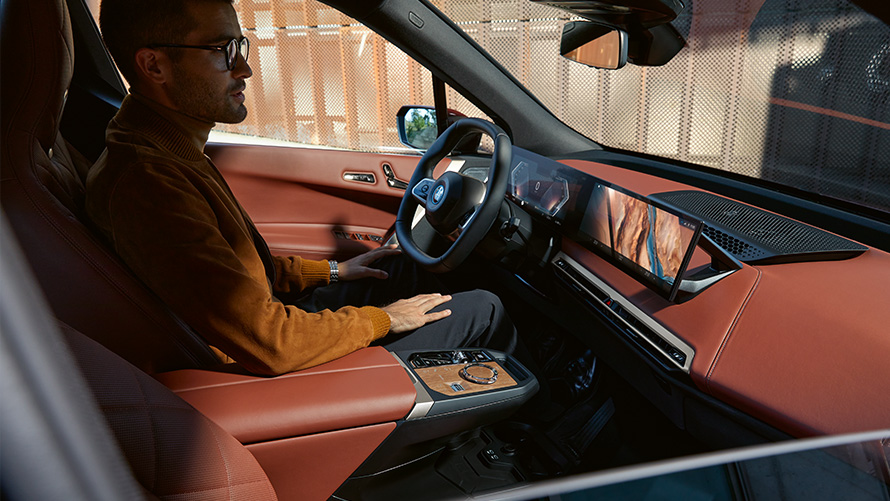 Nuotolinis programinės įrangos atnaujinimas į centrinį informacijos ekraną žvelgiantis vyras, sėdintis automobilyje Į centrinį informacijos ekraną žvelgiantis vyras, sėdintis automobilyje