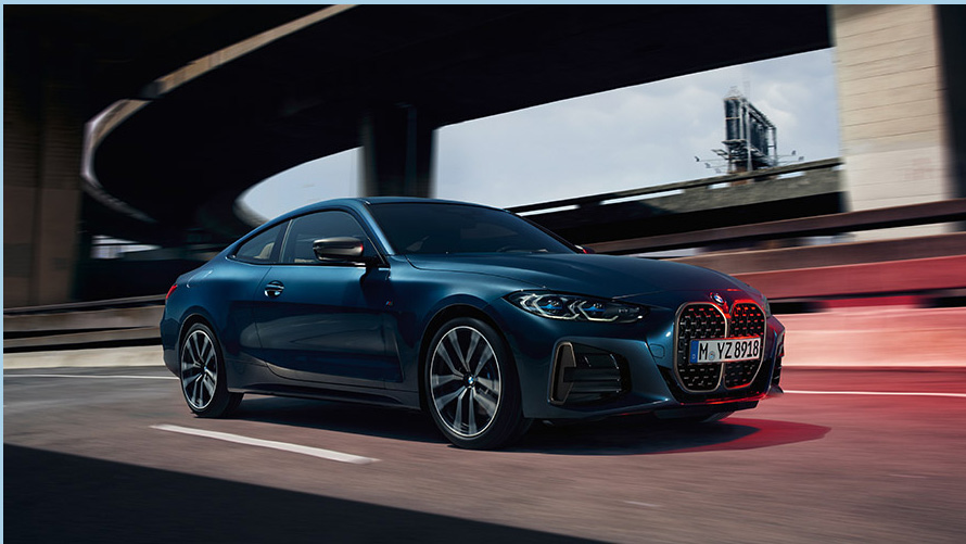 Nuotolinis programinės įrangos atnaujinimas, gatve važiuojantis BMW Nuotolinis programinės įrangos atnaujinimas, gatve važiuojančio BMW trijų ketvirčių vaizdas iš šono