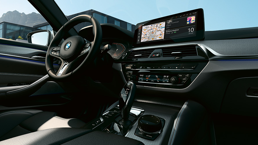 Connected Booster BMW ConnectedDrive atnaujinimai BMW ConnectedDrive atnaujinimai Connected Booster interjeras vairuotojo erdvė