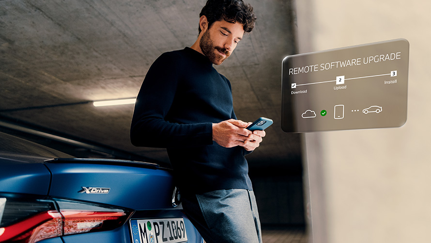 Nuotolinis programinės įrangos atnaujinimas BMW ConnectedDrive atnaujinimai BMW ConnectedDrive atnaujinimai nuotolinis programinės įrangos atnaujinimas vyras su išmaniuoju telefonu